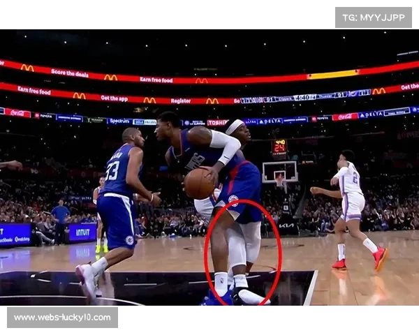 卡尔顿比赛中左腿受伤,被队医搀扶下场 卡尔顿比赛中左腿受伤,被队医搀扶下场